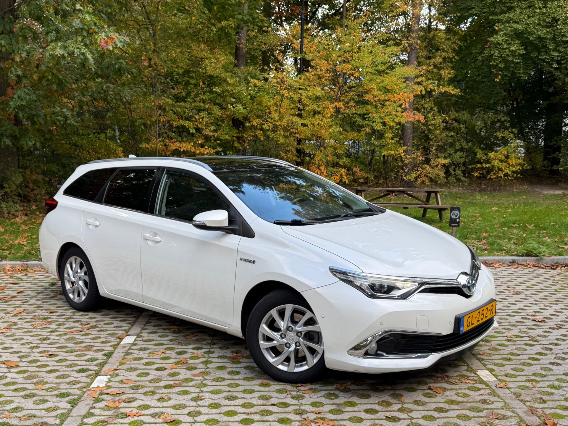 Toyota Auris Touring Sports 1.8 Hybrid Lease pro 48365336-0.jpg | Baauw Automotive